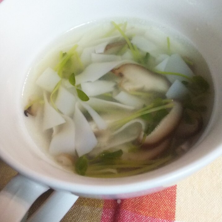 ツルツル美味しい☆餃子の皮と豆苗の中華スープ